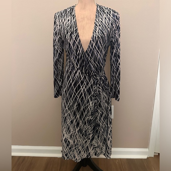 BCBG Max Azria women’s Adele printed wrap dress~ Medium - Picture 11 of 13